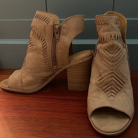 Universal Thread/ Target Open Toe Block Heel - Picture 2 of 3